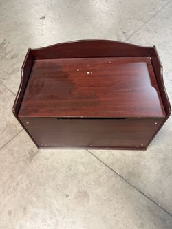 Kidkraft toy chest storage bin. Used in good condition with some  cosmetic blemishes. These blemishes are in the form of some  scratches and scuff mar