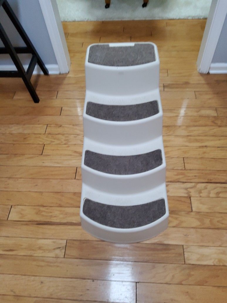 Dog Stairs Its Very Sturdy . Size . 20"× 26"× 13" .