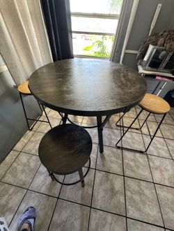 Round dinner table