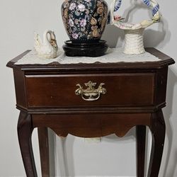 Queen Anne style single drawer end table