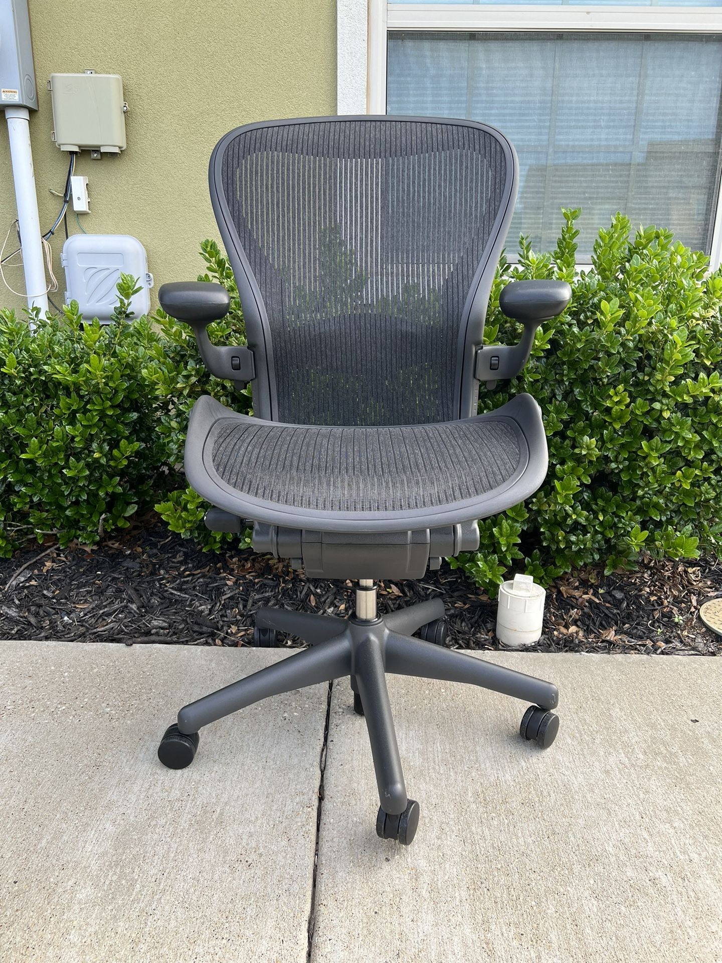 Size C Herman Miller Aeron Office Chair /fully Loaded /newer Version /exclellent Condition