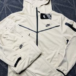 NIKE TECH SWEATSUIT