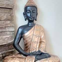 Peaceful Golden Buddha 