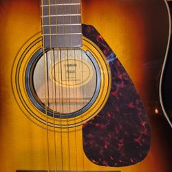 YAMAHA F335 SUNBURST ACOUSTIC GUITAR WITH LIKE NEW 
