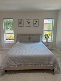 Grey queen-size bedding set/Juego de ropa de cama gris tamaño queen