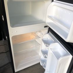 Mainstays Double Door Mini Fridge 3.2cu.ft