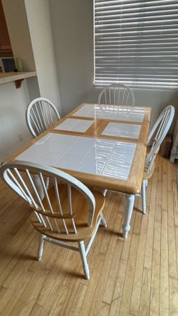 A America White & Tan Dining Room Table With Leaf & 4 Chairs