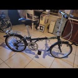 Dahon Folding Boardwalk, shimano 7 Speed shifting gears, 4130 Chromoly Frame, Aluminum Rims.  Used for 2 Weeks. Like new