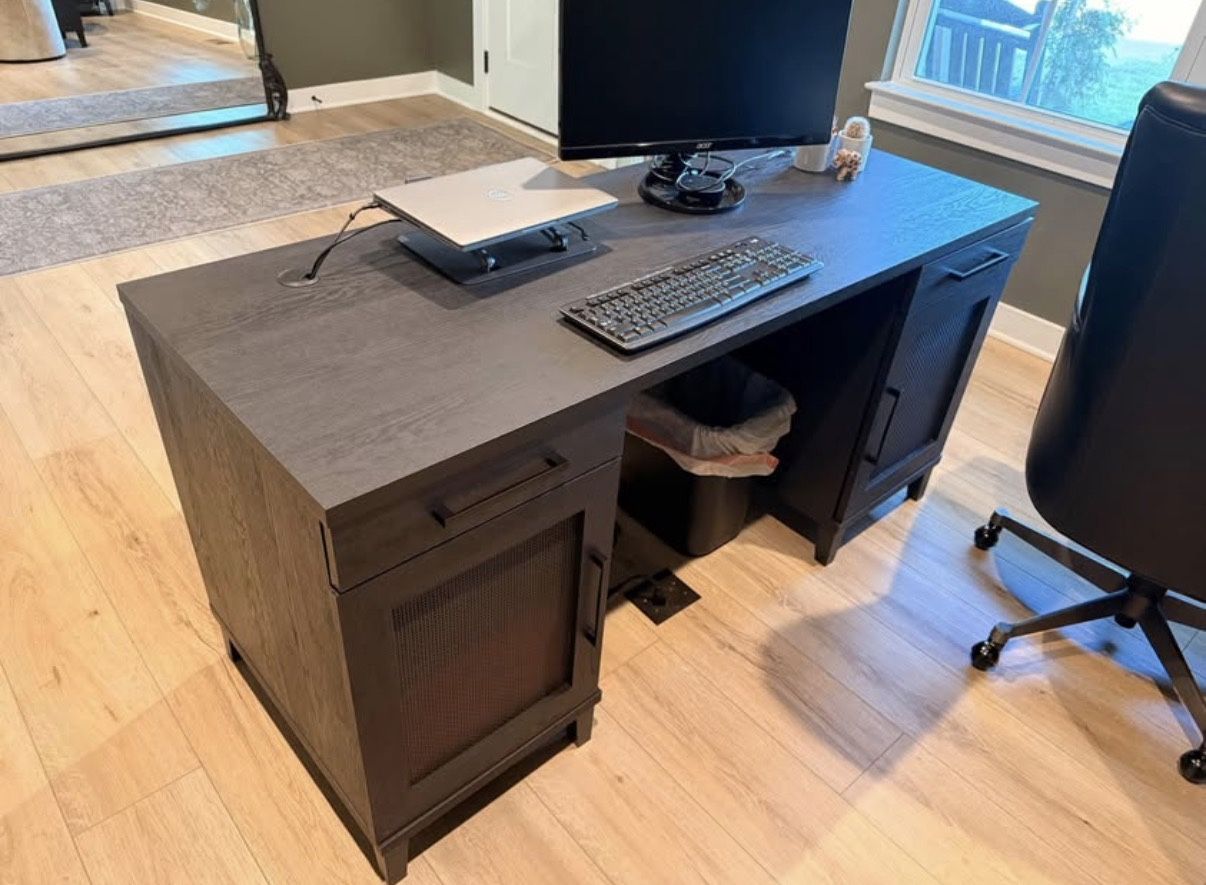 Black Desk