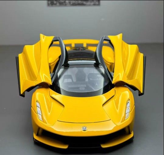 1:24 LUTZ EVIJA yellow supercar alloy model Multi-door with sound and light Collector's grade New and unopened