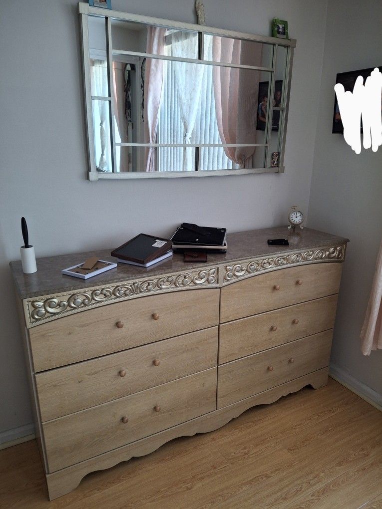 Bedroom Dresser + Mirror - Excellent Condition! BOTH FOR $175