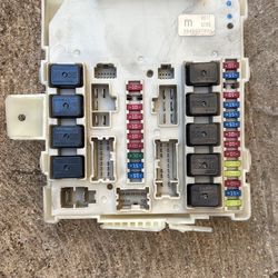 2004-2006 Nissan Pathfinder Xterra Titan Fuse box Part