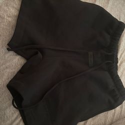 Black essential shorts
