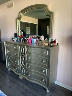Bedroom set furniture - good condition