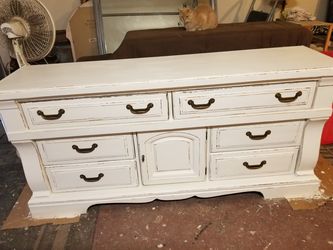 Gorgeous dresser/buffet/tv stand