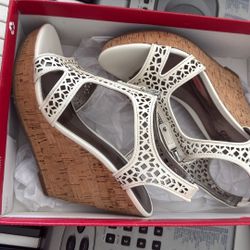 Carlos Santana Wedges 7.5