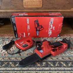 Milwaukee M12 Fuel Hatchet 6” Chainsaw + Battery & Charger