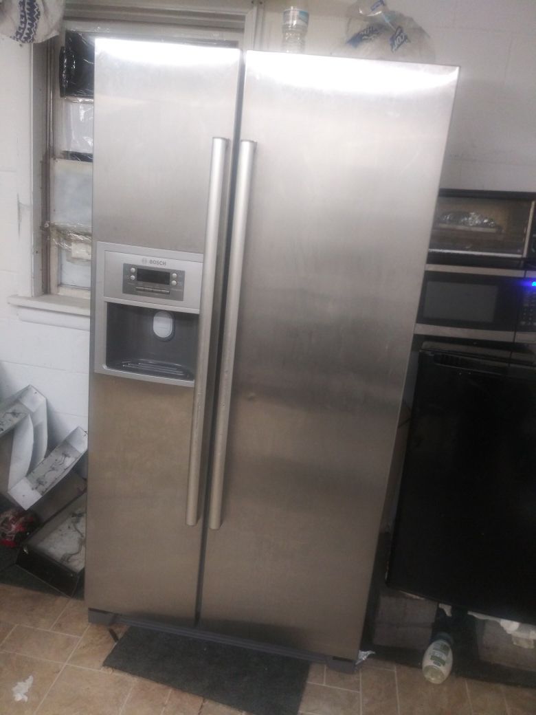 Bosh side by side refrigerator heigh 69.50 and widh 35.80 in very good condition, I'm moving other town
