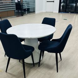 Beautiful Round Table W/ 4 Chairs - Like New!