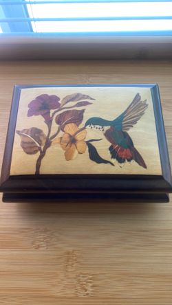 Brazilian  MarqArt handmade wooden trinket box features an intricate marquetry inlay of a hummingbird sipping from a flower 6”x5”x2.5”