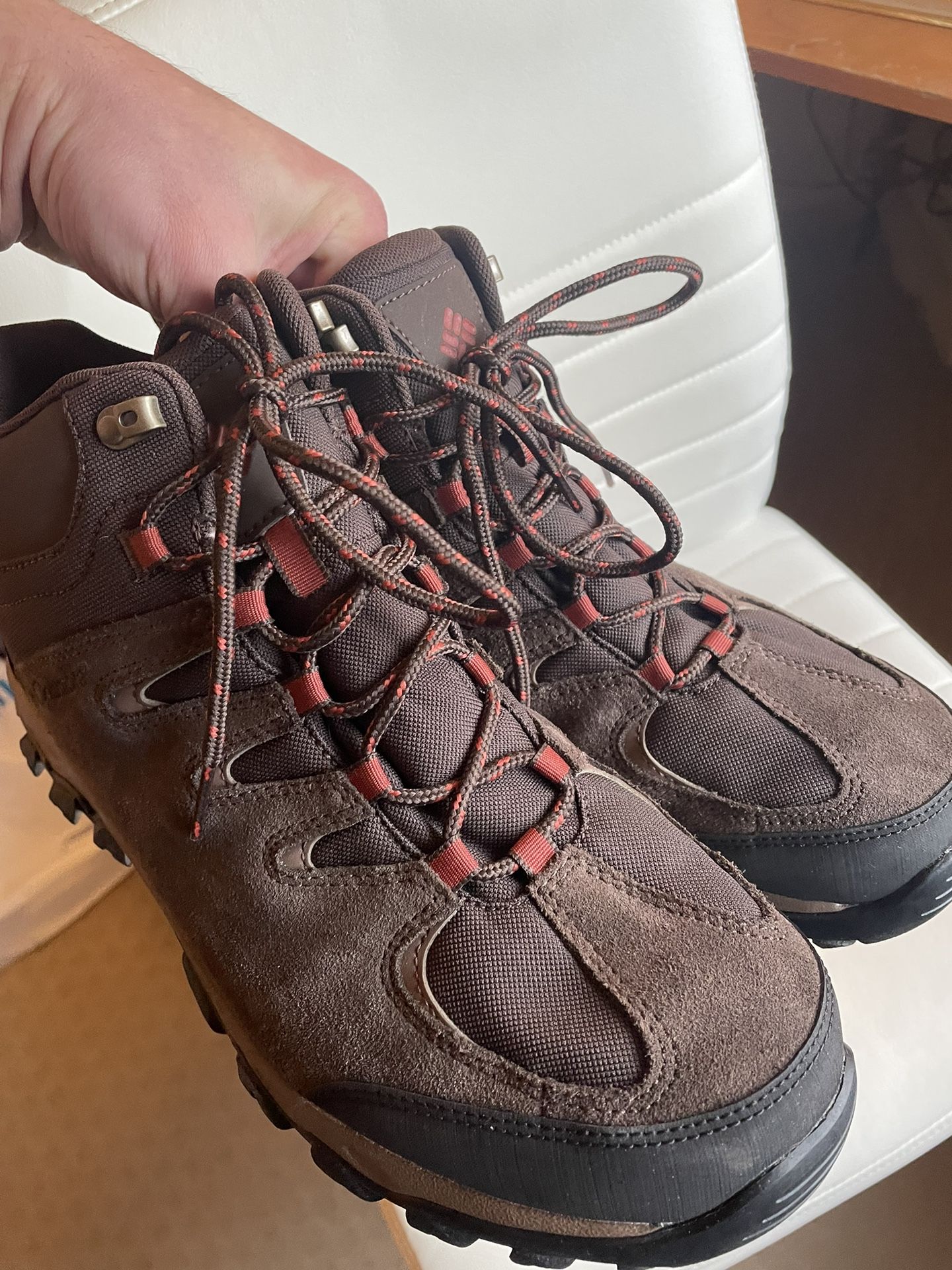 Columbia Outlander Crest Mid boot 10.5 Male Wide for Sale in 