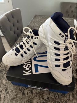 Men k-Swiss tennis shoes