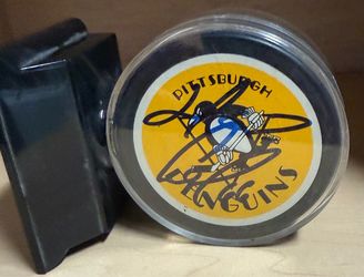 This is a vintage autographed Pittsburgh Penguins souvenir hockey puck.