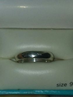 Sterling silver band. 925