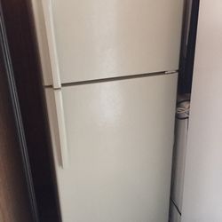 GE 17.5 Cu Ft Top Freezer  Refrigerator 28”