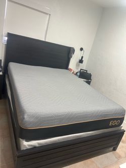Queen mattress and foundation