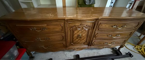 Thomas Ville 9 drawer dresser