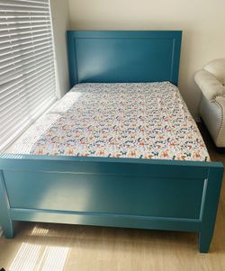 Full Size Bed And 1 side matching table