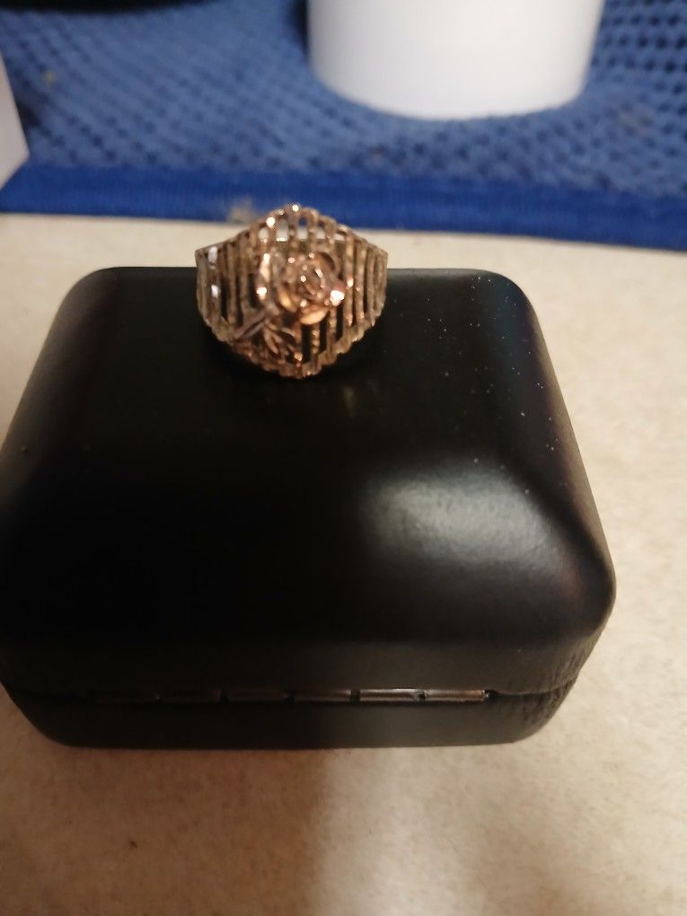 14kt Gold Ring With A Rose On It. White Gold Yellow Gold And Rose Gold