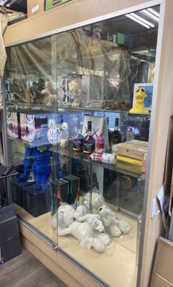 6 feet Maple Wood full vision all mirrored wall case with lock and plug in LED lights