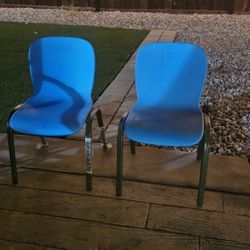 Set of 2 Kids Chairs. 