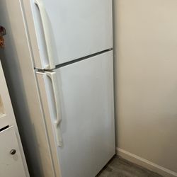 APARTMENT FRIDGE AND TOP FREEZER $100