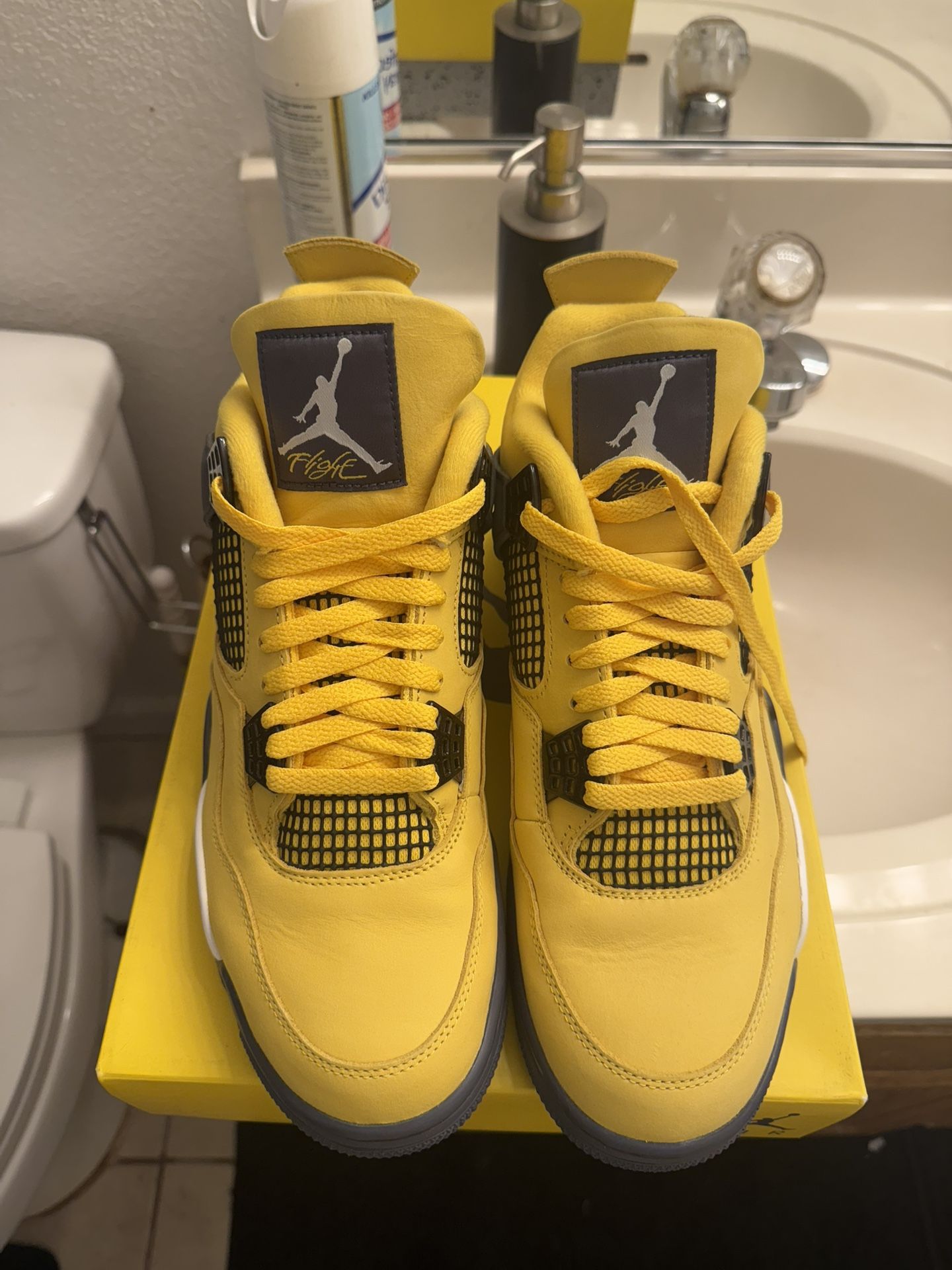 Jordan 4 Lightning