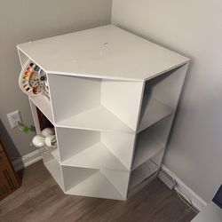 Corner bookshelf