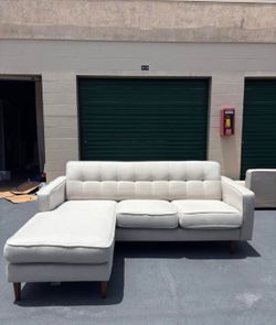 Living Spaces sectional couch 🛻 delivery available🛻