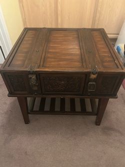 Stylish end table/ decorative table