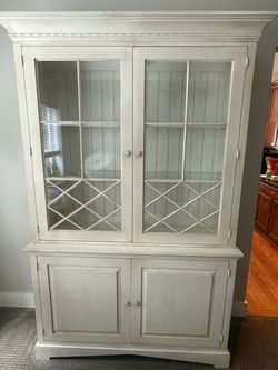 Ethan Allen white Hutch