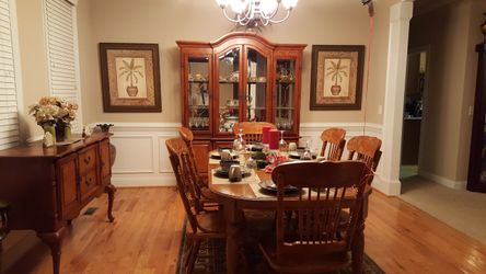 Solid Wood Dining Room Set – 8-Piece – Excellent Condition