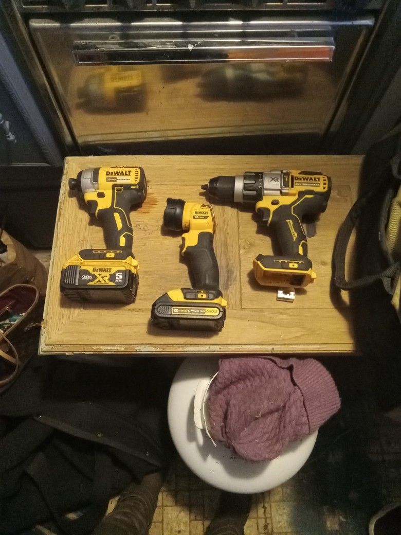 Dewalt Drill Comes With Carger 