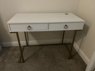 White desk with drawers