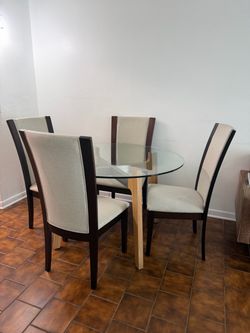 Juego de mesa con sillas