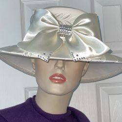 HAT - $150 LISA RENE DESIGNER EASTER CHURCH IVORY LARGE BOW, FLORAL EMBROIDERED WITH RHINESTONES HAT