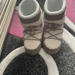 Both Mens Size 9 Snow Boots 80$