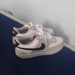 It's Nike The Name Court Vision The Colors White And Black And The Size 8 