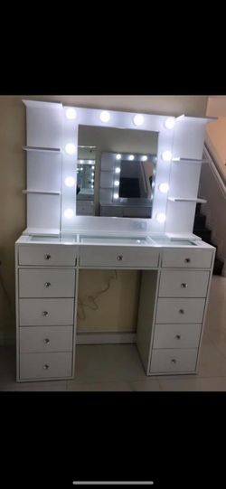 Make Up Vanity Hollywood Style