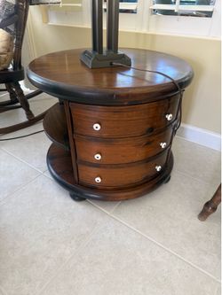 Unique accent table